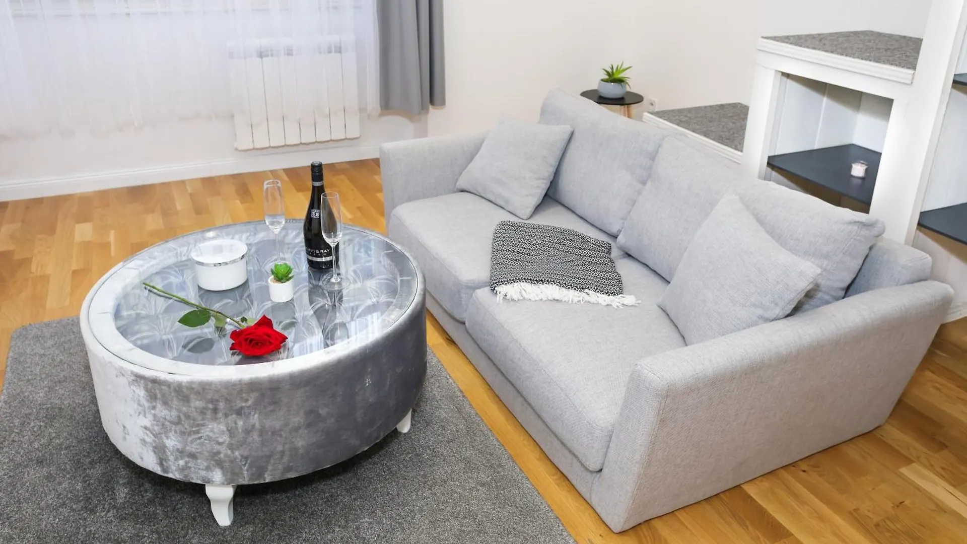 Luxury Apartment Near The Downtown Πράγα