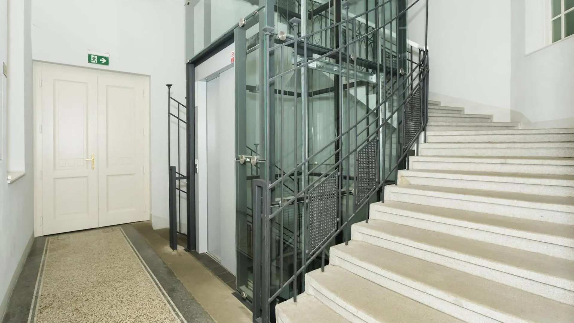 Luxury Apartment Near The Downtown Πράγα