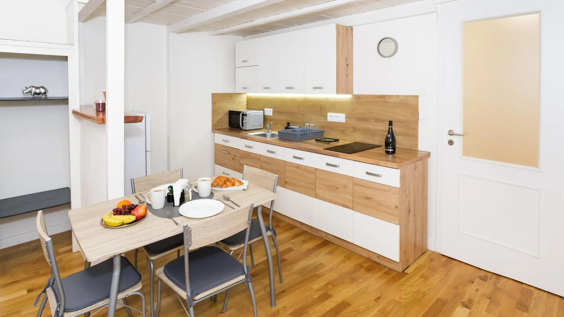 Luxury Apartment Near The Downtown Πράγα